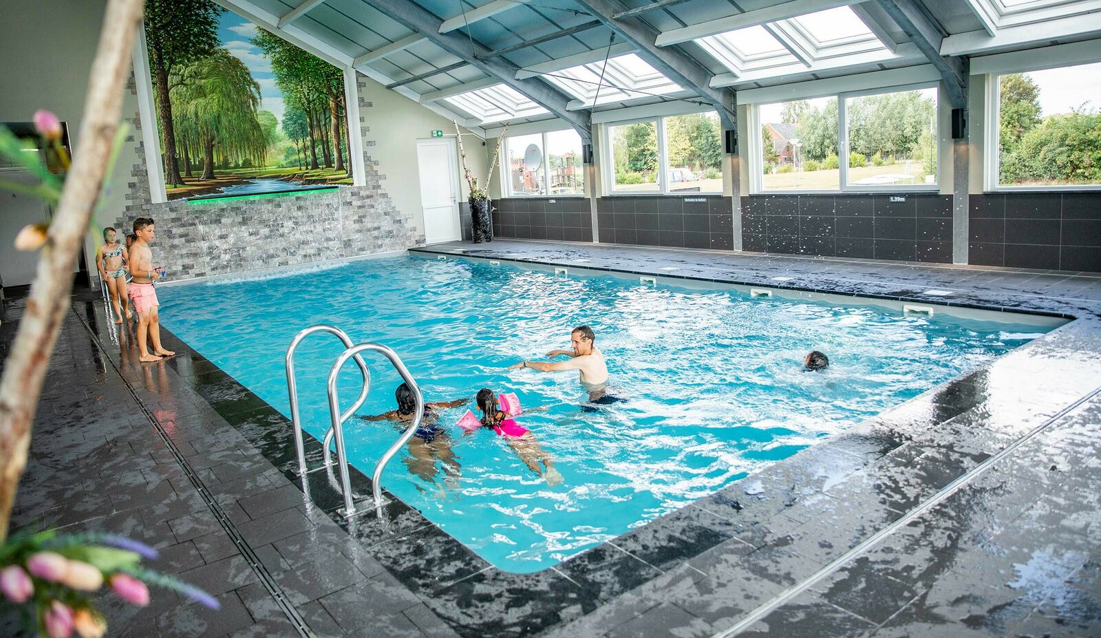 Zwembad op vakantiepark