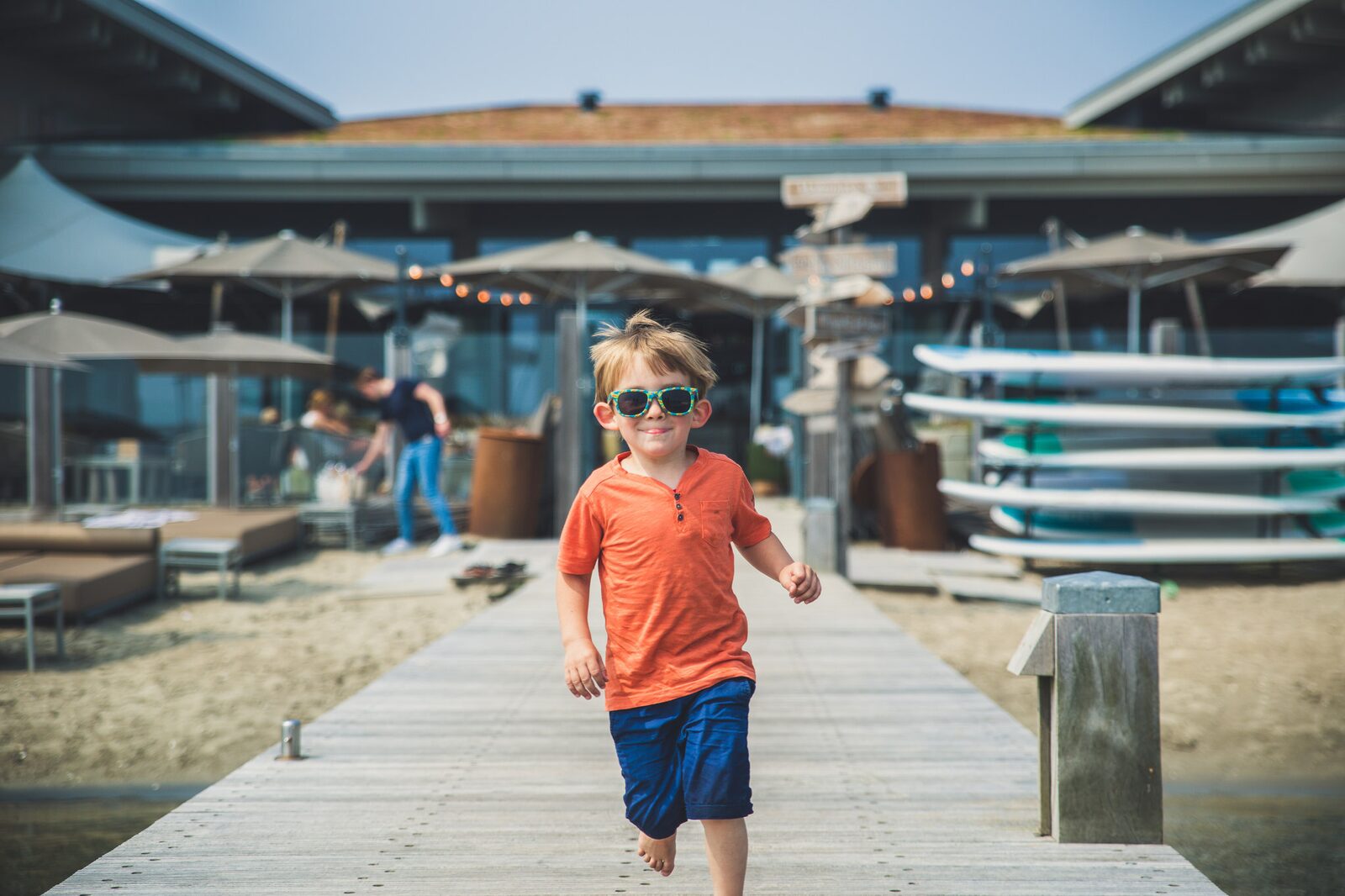 Kind speelt op vakantiepark Oasis Punt-West